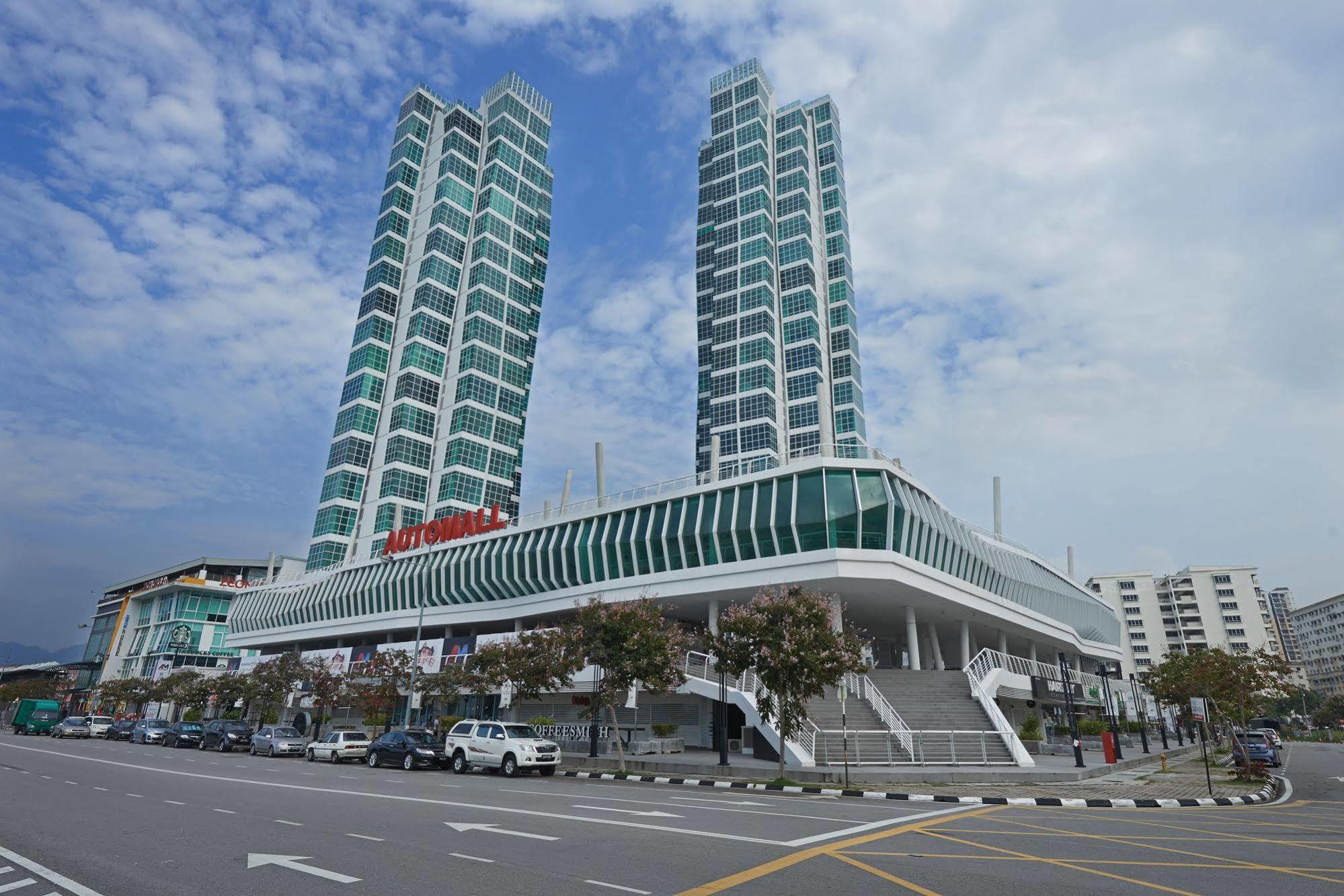 Maritime Luxury Suites George Town Bagian luar foto