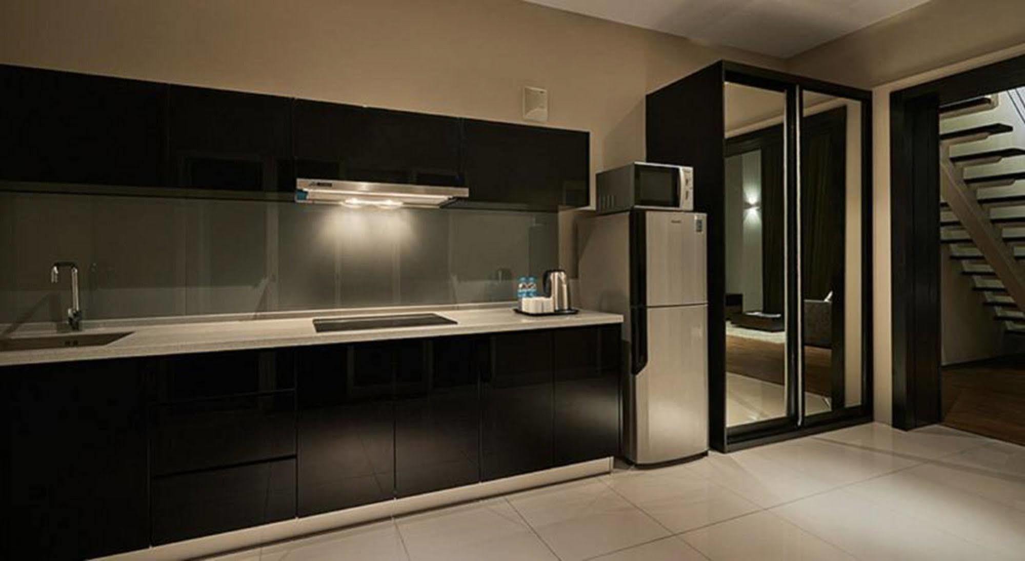 Maritime Luxury Suites George Town Bagian luar foto