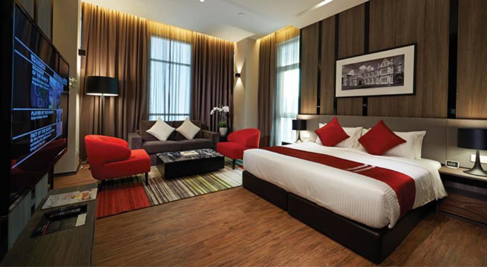Maritime Luxury Suites George Town Bagian luar foto