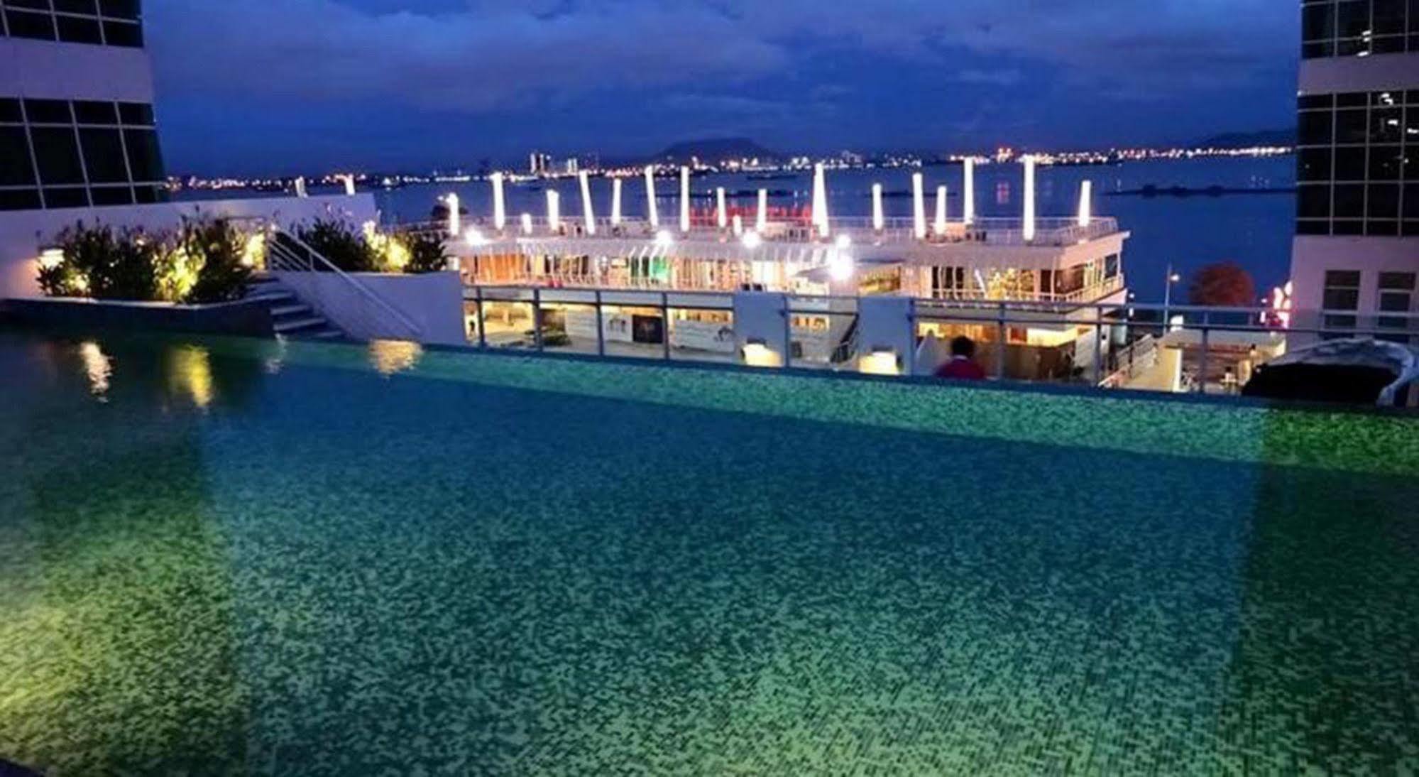 Maritime Luxury Suites George Town Bagian luar foto