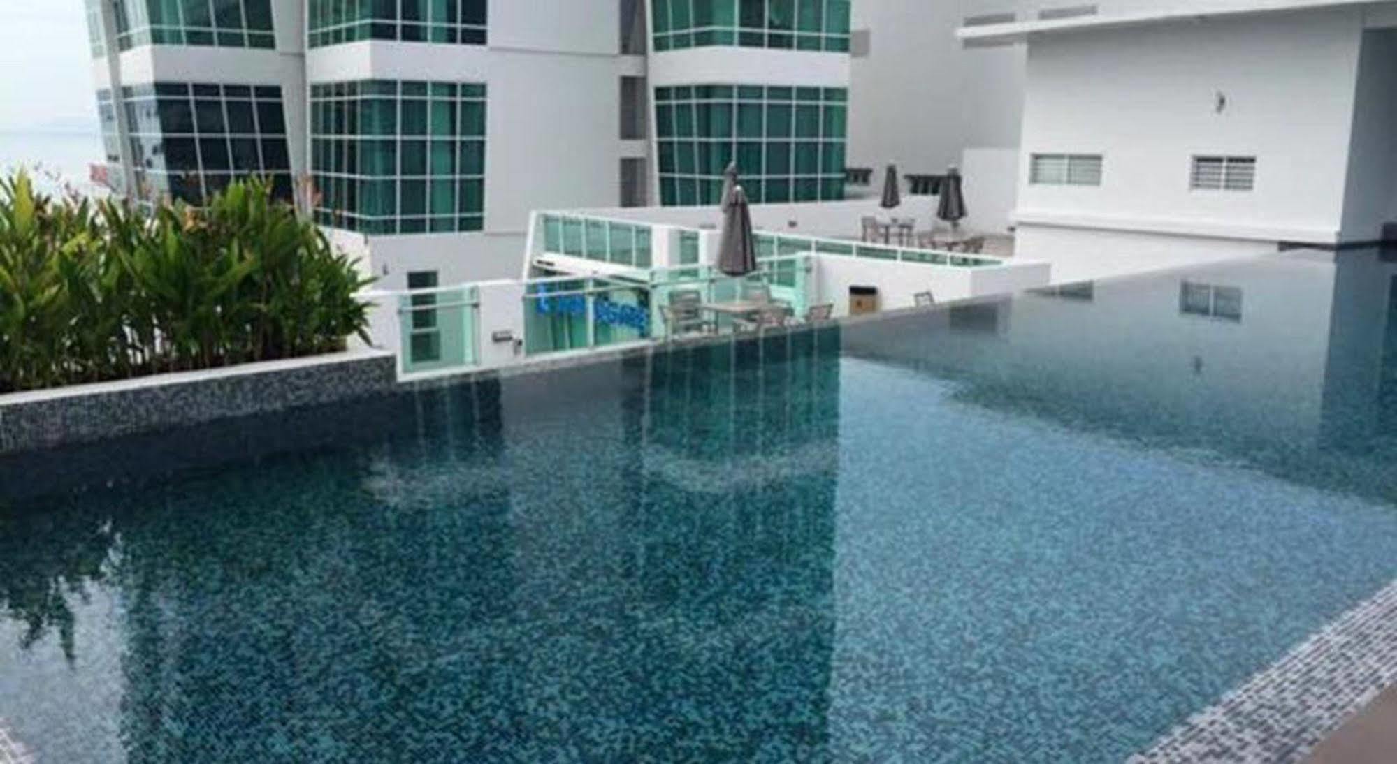 Maritime Luxury Suites George Town Bagian luar foto
