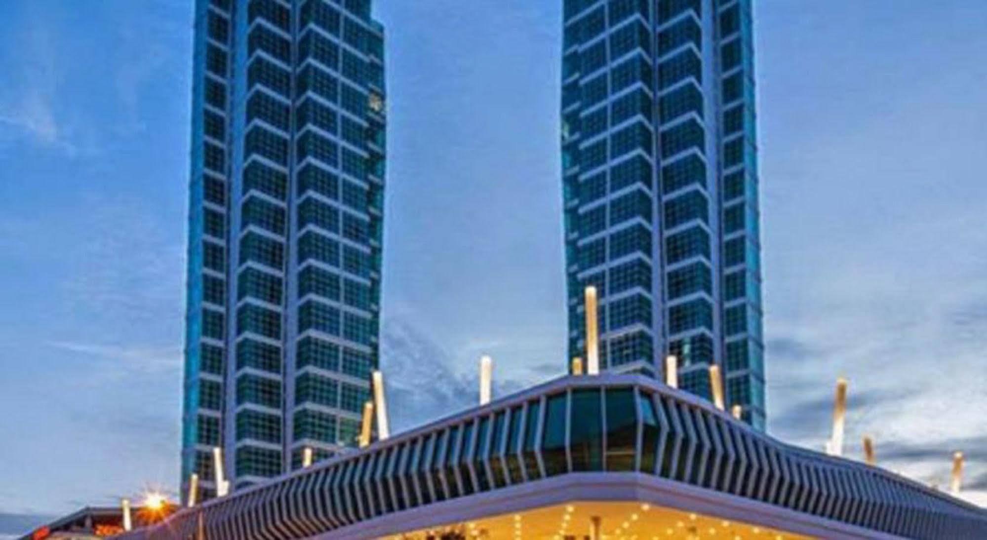 Maritime Luxury Suites George Town Bagian luar foto