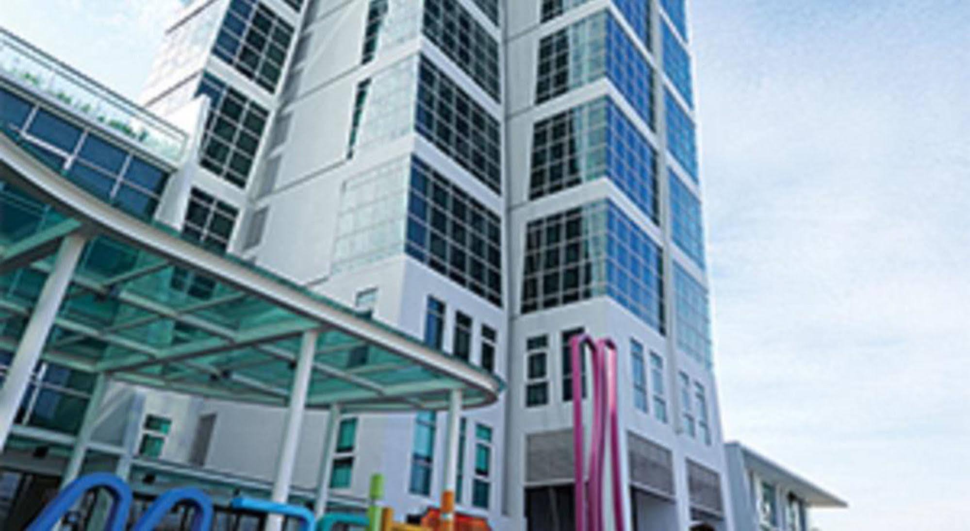 Maritime Luxury Suites George Town Bagian luar foto